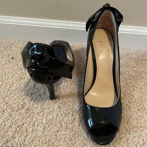 Women’s heels Enzo Angiolini size 8.5 colors Red, Black, and Gold/tan for sale.